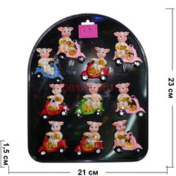 Магнит символ 2019 года (AL-8) Свинка 25 шт/уп на мотоцикле - фото 125783