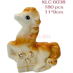 Лошадка с подарком (KLC-6038) символ 2026 года из фарфора - фото 221510