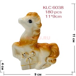 Лошадка с подарком (KLC-6038) символ 2026 года из фарфора - фото 221511