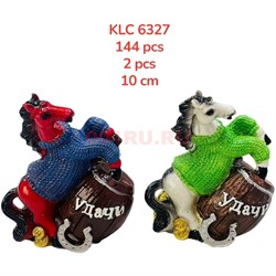 Фигурка Лошади из полистоуна (KLC-6327) в свитере c бочкой 10 см высота - фото 222449