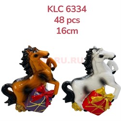 Лошадки из полистоуна (KLC-6334) с подарками символ 2026 года 16 см высота - фото 222463