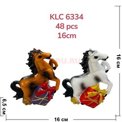 Лошадки из полистоуна (KLC-6334) с подарками символ 2026 года 16 см высота - фото 222464