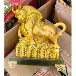 Бык под золото из полистоуна на деньгах с подставкой - фото 224091