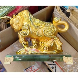 Бык фигурка из полистоуна на стеклянной подставке - фото 224782