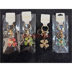 Брелок со стразами (B-58) четырехлистник с обвесками с карабином 12 шт/упаковка - фото 225238