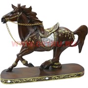 Лошадь бегушая на подставке из полистоуна (25 см высота)