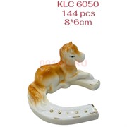 Лошадь с подковой (KLC-6050) символ 2026 года из фарфора