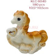 Лошадка с сердечком (KLC-6040) символ 2026 года из фарфора