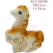 Лошадка с подарком (KLC-6038) символ 2026 года из фарфора