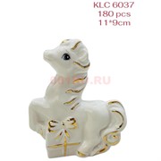 Лошадка с подарком (KLC-6037) символ 2026 года из фарфора