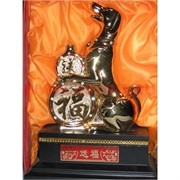 Золото: Собака на деревянной подставке