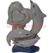 Три дельфина из фарфора с сердцем