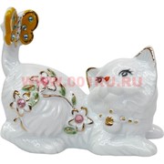 Кошечка из фарфора с бабочкой
